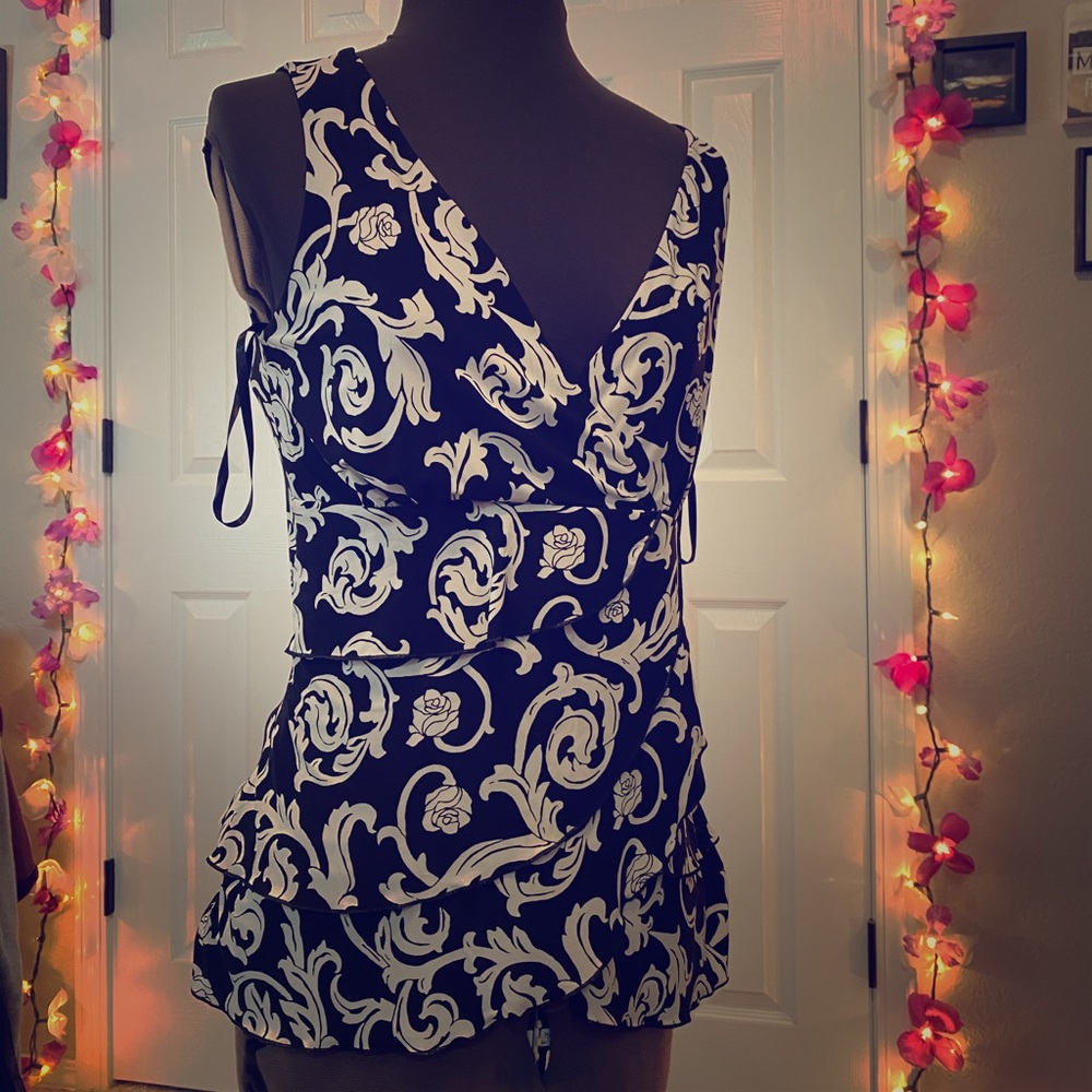 White House Black Market tip size S